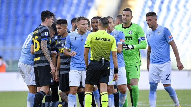 Laga Lazio vs Inter Milan pada pekan ketiga Liga Italia dibanjiri dua kartu merah dan tujuh kartu kuning. Duel kedua tim berakhir sama kuat 1-1.