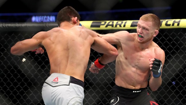 Petarung UFC asal Amerika Serikat, Casey Kenney, melakukan aksi kocak usai menang atas Heili Alateng, Minggu (4/10) waktu Indonesia.
