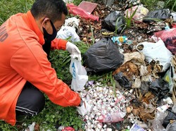 Polisi dan DLH Usut Temuan Ratusan Limbah Botol Vaksin di TPS Cianjur