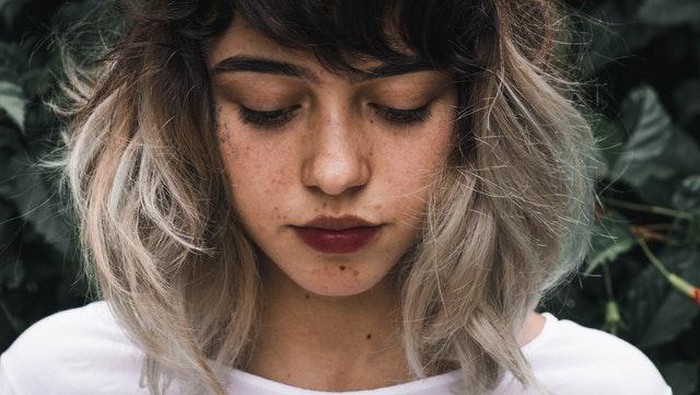 3 Tips Ampuh Atasi Rambut Kering dan Mengembang