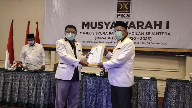 Usai resmi ditunjuk jadi Presiden PKS, Ahmad Syaikhu menyatakan Indonesia saat ini tengah mengalami krisis kesehatan, ekonomi dan kepemimpinan nasional.