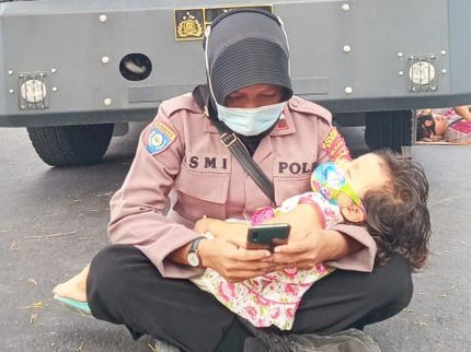 Viral Polwan Gendong Anak Saat Tugas Amankan Demo, Banjir Pujian Netizen