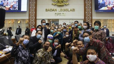 Rakyat Disuruh Jaga Jarak, Anggota DPR Foto Berkerumun & Berdempetan