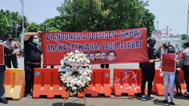 KontraS menilai upaya memperjuangkan HAM makin terkikis di periode kedua Pemerintahan Joko Widodo. Situasi HAM setahun terakhir dinilai semakin terpuruk.