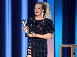 Pakai Perhiasan dari Indonesia, Carrie Underwood Jadi Sorotan