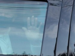 Sempat Keluar dari RS, Trump Sapa Pendukungnya dari Dalam Mobil