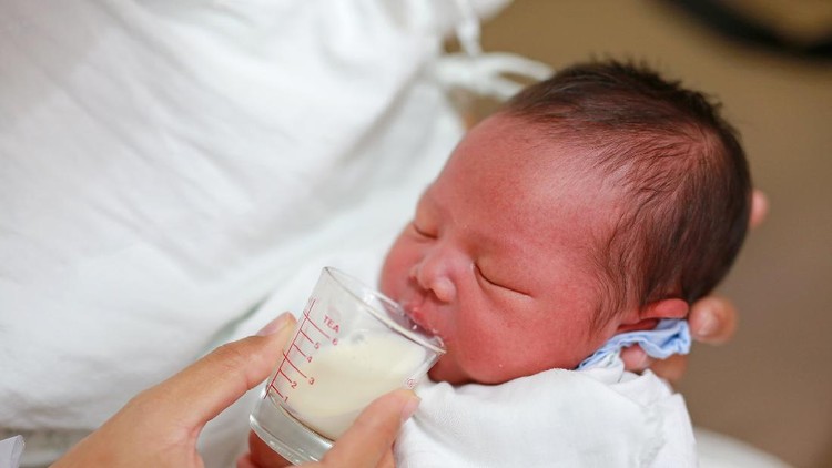 Tips Menggunakan Cup Feeder untuk Memberikan ASI pada Bayi