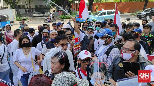 Jika semakin banyak karyawan yang dirumahkan, maka daya beli masyarakat akan melemah sehingga dampak ekonomi akan semakin buruk.