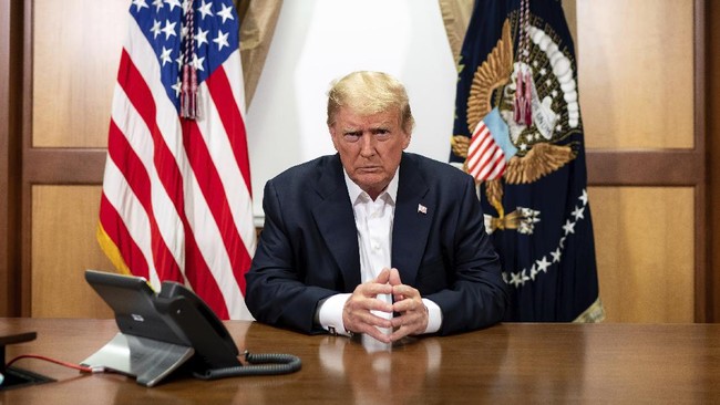 Trump berada di bawah pengawasan karena jumlah kasus positif Covid-19 terus meningkat di antara orang-orang yang bekerja di Gedung Putih.