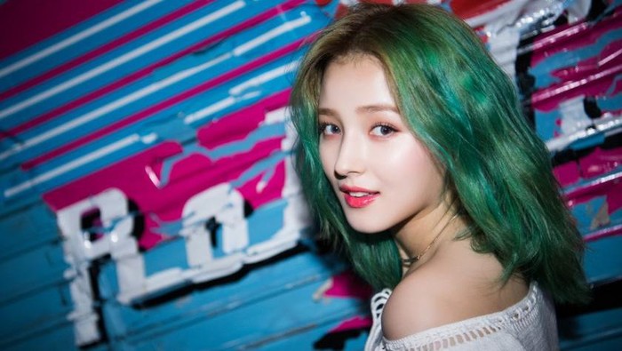Gaya Memukau Nancy MOMOLAND dengan Rambut Hijau