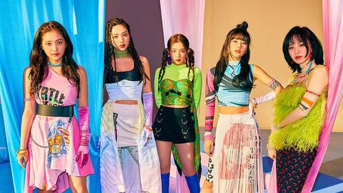 Hanya Untuk Idol Kpop, Fashion Item Ini Akan Aneh Jika Dipakai Orang Umum