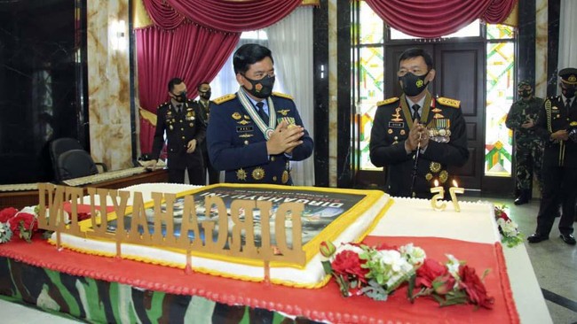 Kapolri Idham Azis memberi kejutan kepada Panglima TNI Hadi Tjahjanto berupa kue ulang tahun pada momen peringatan HUT ke-75 TNI.
