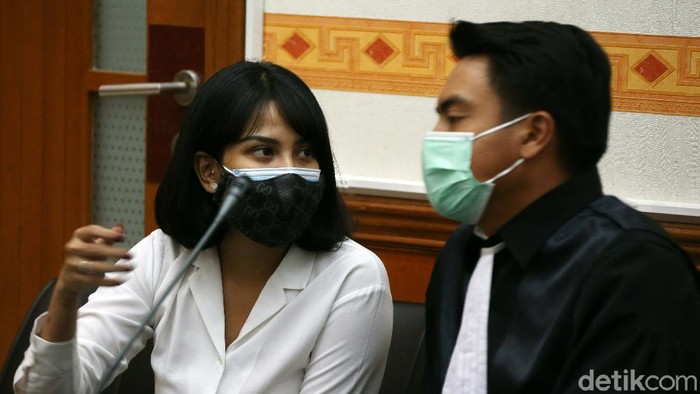 Vanessa Angel memberikan keterangan dalam lanjutan sidang kepemilikan pil xanax di PN Jakbar. Vanessa mengaku mengkonsumsi pil xanax di sel tahanan di Surabaya.