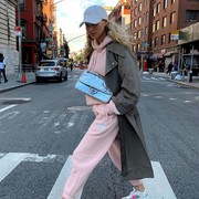Padu Padan Blazer ala Elsa Hosk Ini Bisa Jadi Inspirasi Gaya Modis untuk Segala Situasi!