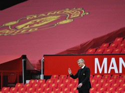 Kok Nggak Beli Bek Tengah Sih, MU