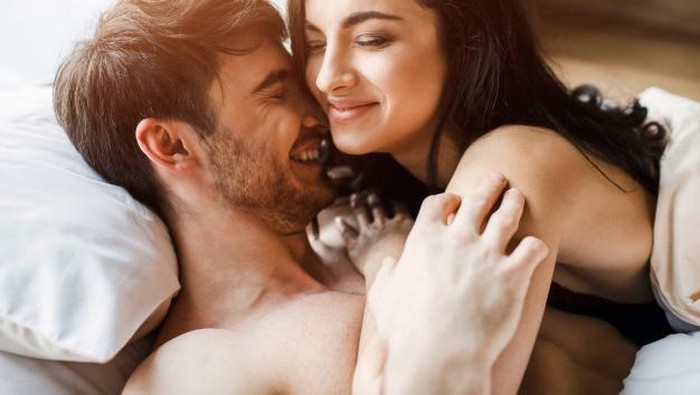 4 Posisi Bercinta yang Cocok Ketika Sedang Lelah