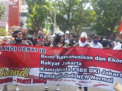 Massa Pekerja Hiburan Malam Tiba di Depan DPRD DKI, Ada Annisa Bahar