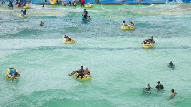 Pengelola waterpark kini boleh membuka tempatnya dengan kapasitas pengunjung 25 persen, dari sebelumnya hanya 10 persen.