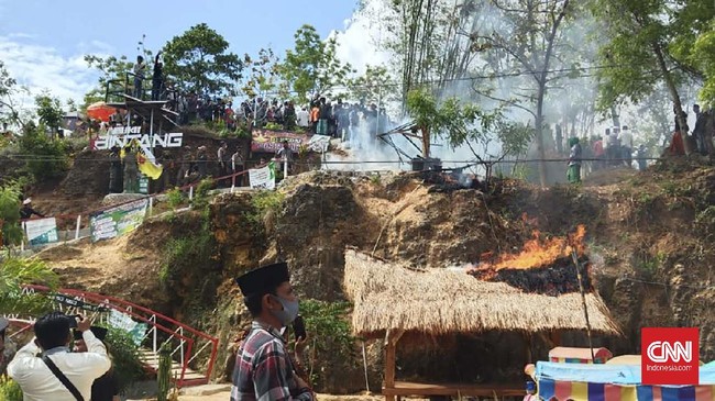 Ratusan warga di Desa Larangan Badung, Pamekasan berunjuk rasa menuntut penutupan Kedai Bukit Bintang karena tak sejalan dengan prinsip di lingkungan pesantren.