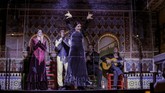 FOTO: Pertunjukan Flamenco Disekat Plastik Selama Pandemi Madrid mulai menggelar pertunjukan drama musikal Flamenco selama pandemi virus corona (Covid-19).