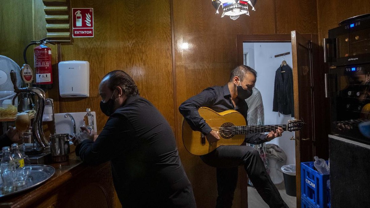 FOTO: Pertunjukan Flamenco Disekat Plastik Selama Pandemi