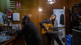 FOTO: Pertunjukan Flamenco Disekat Plastik Selama Pandemi Madrid mulai menggelar pertunjukan drama musikal Flamenco selama pandemi virus corona (Covid-19).