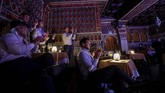 FOTO: Pertunjukan Flamenco Disekat Plastik Selama Pandemi Madrid mulai menggelar pertunjukan drama musikal Flamenco selama pandemi virus corona (Covid-19).
