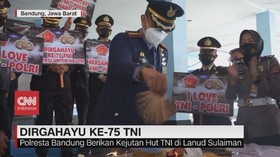 VIDEO: Polisi Berikan Kejutan di HUT TNI ke-75