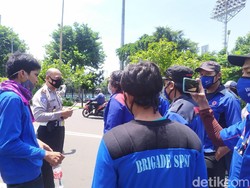 Hendak ke Depan DPR, Massa Buruh Dicegat di Gerbang Pemuda Jakpus