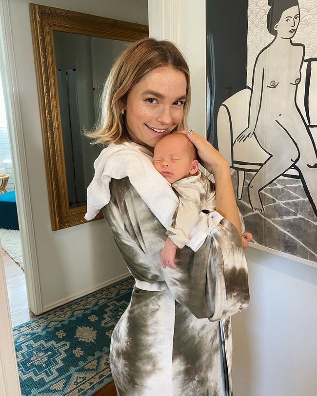 Baru Dilahirkan, Anak Penyanyi Ini Positif COVID19