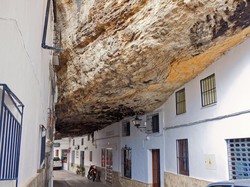 Setenil de las Bodegas, Kota yang Terhimpit Batu