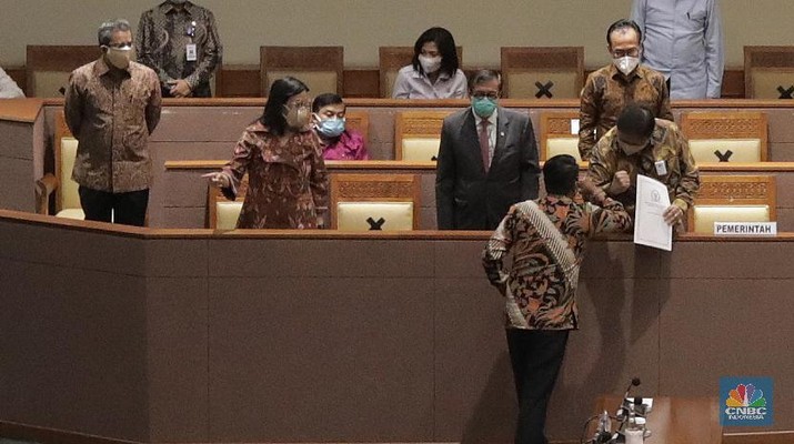Suasana Rapat Paripurna DPR RI Senin (5 Oktober 2020). Rapat Paripurna mengesahkan Rancangan Undang-Undang (RUU) Cipta Kerja (Omnibus Law Ciptaker) menjadi Undang-undang resmi. (CNBC Indoensia/Muhammad Sabki) Suasana Rapat Paripurna DPR RI Senin (5 Oktober 2020). Rapat Paripurna mengesahkan Rancangan Undang-Undang (RUU) Cipta Kerja (Omnibus Law Ciptaker) menjadi Undang-undang resmi. (CNBC Indoensia/Muhammad Sabki)