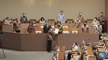 Suasana Rapat Paripurna DPR RI Senin (5 Oktober 2020). Rapat Paripurna mengesahkan Rancangan Undang-Undang (RUU) Cipta Kerja (Omnibus Law Ciptaker) menjadi Undang-undang resmi. (CNBC Indoensia/Muhammad Sabki)