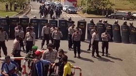 VIDEO: Polisi Bekasi Hadang Massa Buruh Ke DPR