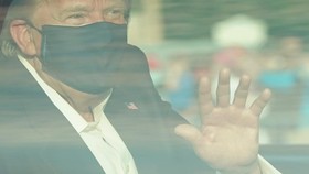 Masih Dirawat, Trump Lambaikan Tangan ke Pendukung dari Mobil