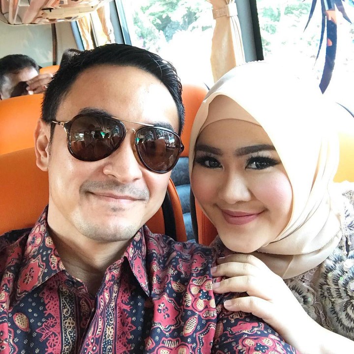 <p>Sudah jatuh tertimpa tangga, di dalam penjara pula Zumi Zola digugat cerai oleh istrinya, Sherrin Tharia. (Foto: Instagram @stharia)</p>