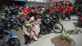 FOTO: Gelombang Demo Buruh Lawan Omnibus Law Cipta Kerja Protes buruh di berbagai wilayah pecah setelah pemerintah bersama DPR mengesahkan Omnibus Law Cipta Kerja. Buruh pun mengancam menggelar mogok nasional.