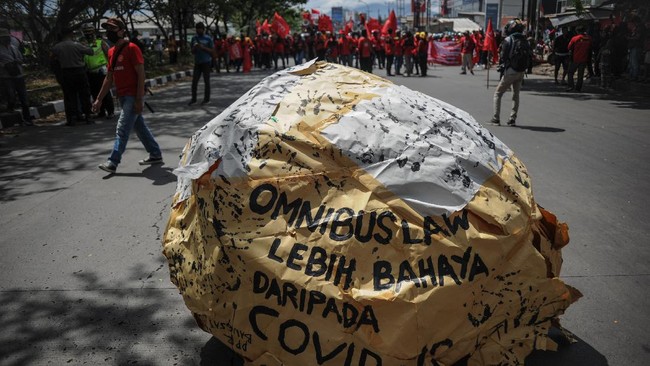 Keberadaan pasal pendidikan di dalam UU Cipta Kerja dianggap bakal menempatkan sektor pendidikan sebagai komoditas yang diperdagangkan.
