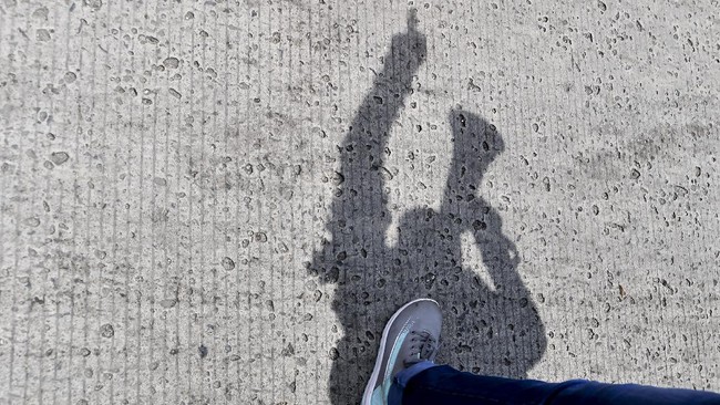 Polresta Depok memblokade jalan dari Depok menuju Jakarta untuk mencegah massa ke ibu kota bergabung dalam aksi tolak Omnibus Law Cipta Kerja.