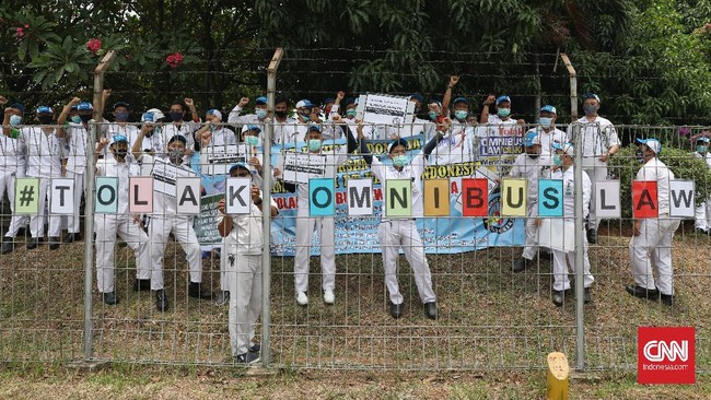 Draf final RUU Cipta Kerja belum dipublikasi hingga kini, sementara gelombang aksi penolakan omnibus law dituduh tergiring hoaks.