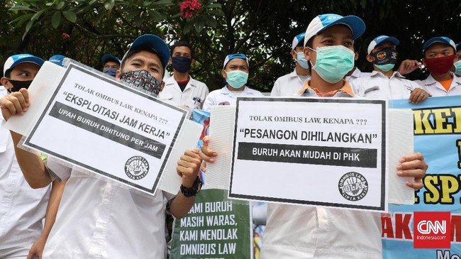 Pengesahan UU Omnibus Law Cipta Kerja berpotensi menimbulkan dampak ke pekerja dalam negeri. Berikut rinciannya. 