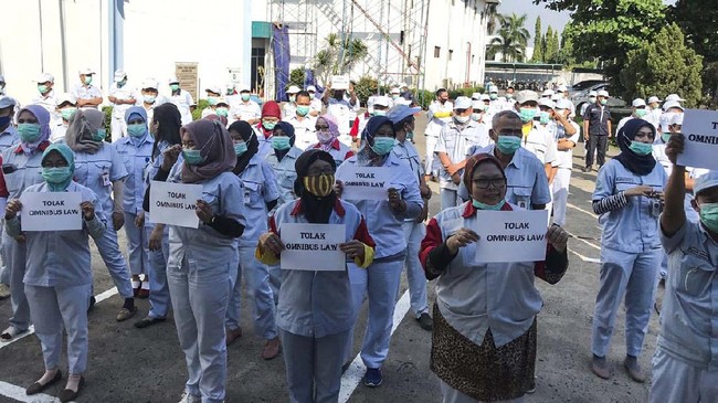 Pemerintah dan DPR Tak mengatur batas waktu maksimal karyawan kontrak dalam UU Ciptaker. Dalam UU Ketenagakerjaan batas maksimal 3 tahun.