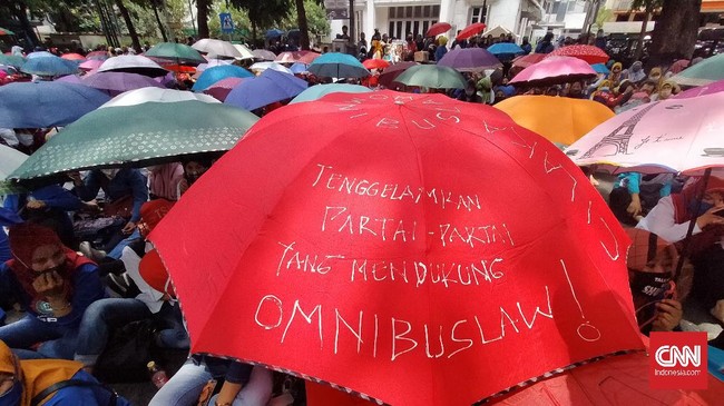 Ada beberapa perbedaan pengaturan hak buruh dalam UU Omnibus Law Cipta Kerja dengan UU Ketenagakerjaan. Berikut rinciannnya. 