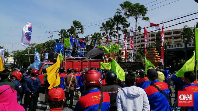 Buruh dari berbagai elemen berunjuk rasa di depan Gedung DPRD Jawa Timur menolak RUU Omnibus Law Cipta Kerja.