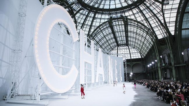 Rumah mode asal Prancis, Chanel, bakal menggelar peragaan busana fisik dalam rangka Paris Fashion Week pada Juli mendatang.