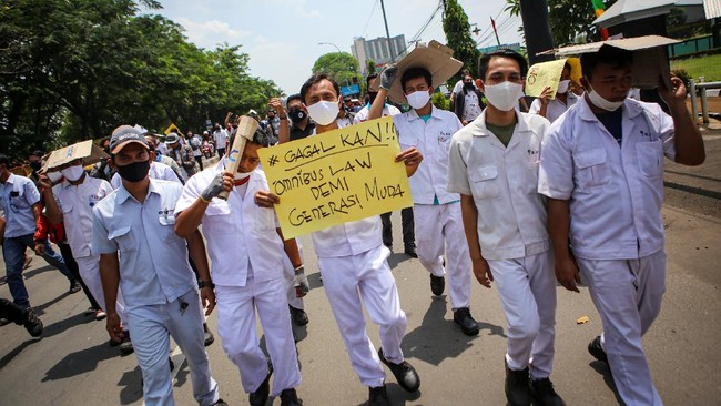 Kantor Staf Kepresidenan mengklaim proses perumusan hingga pengesahan UU Cipta Kerja sudah sesuai dengan mekanisme dan proses politik yang ada.