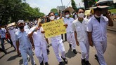 FOTO: Gelombang Demo Buruh Lawan Omnibus Law Cipta Kerja Protes buruh di berbagai wilayah pecah setelah pemerintah bersama DPR mengesahkan Omnibus Law Cipta Kerja. Buruh pun mengancam menggelar mogok nasional.