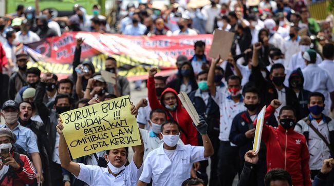 Massa buruh masih bertahan di depan kantor gubernur menolak ketetapan kenaikan UMK yang diumumkan Gubernur Banten Wahidin Halim.
