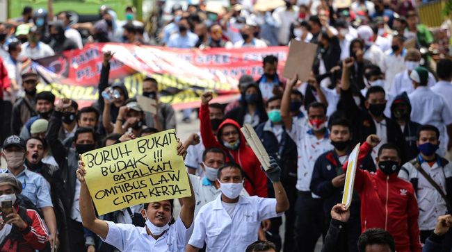 FOTO: Gelombang Demo Buruh Lawan    Omnibus Law Cipta Kerja