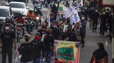FOTO: Gelombang Demo Buruh Lawan Omnibus Law Cipta Kerja Protes buruh di berbagai wilayah pecah setelah pemerintah bersama DPR mengesahkan Omnibus Law Cipta Kerja. Buruh pun mengancam menggelar mogok nasional.
